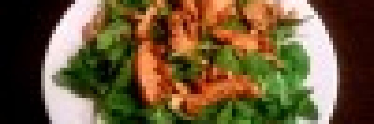 Mogyorós indiai csirkecsíkok rukkola ágyon