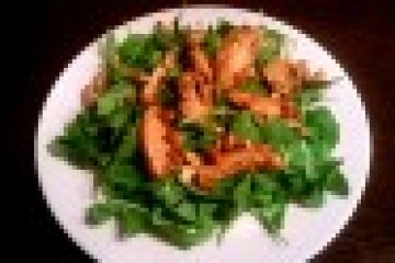 Mogyorós indiai csirkecsíkok rukkola ágyon