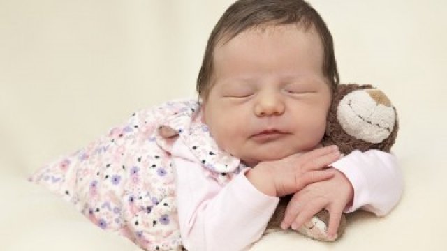 A tejfehérje allergia kezelése tápszeres és anyatejes csecsemőknél