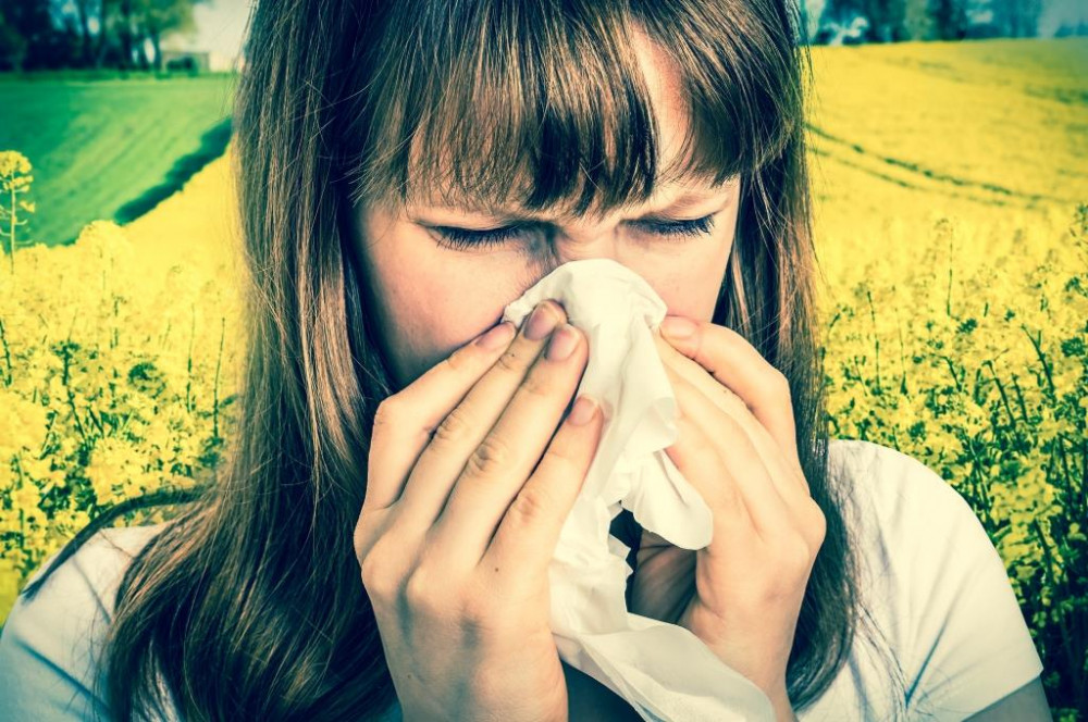Allergia tünete a tüsszögés, orrfolyás, orrviszketés.