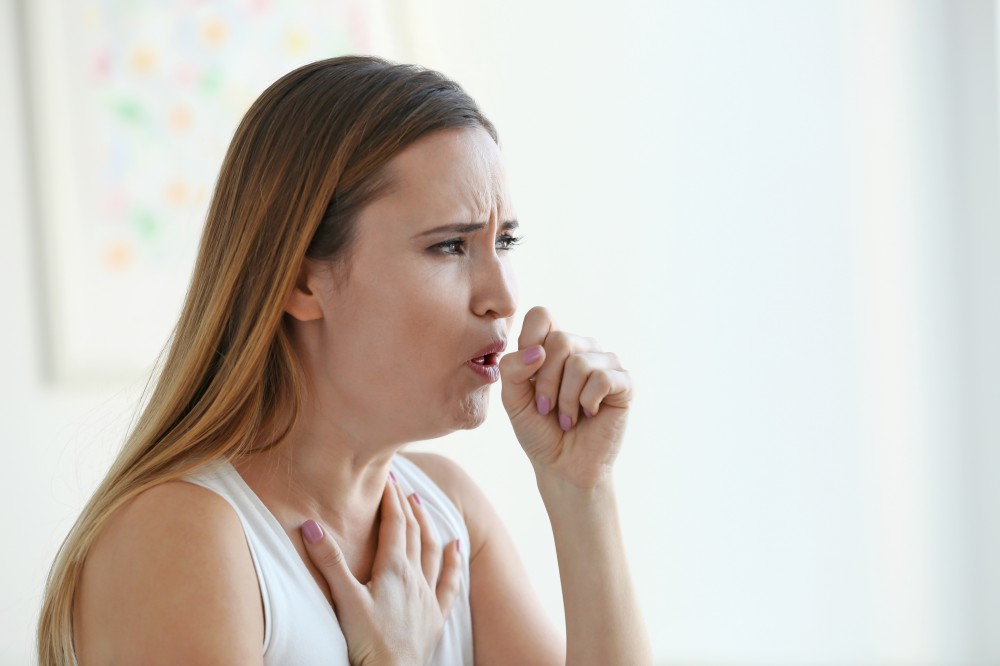 Köhögés is lehet az allergiás asztma tünete.