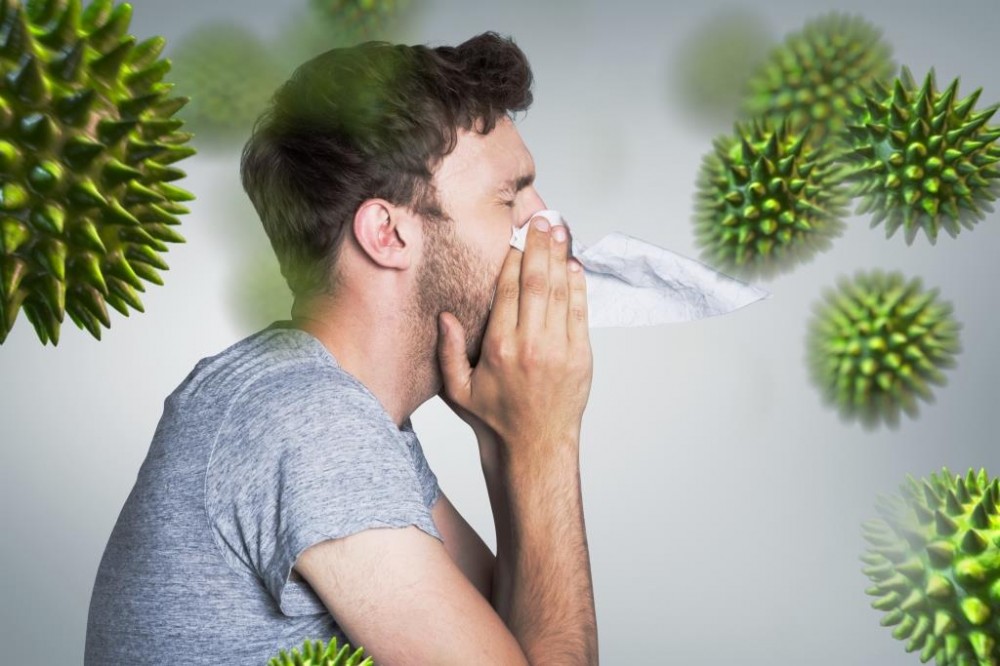 allergiás férfi tüsszög